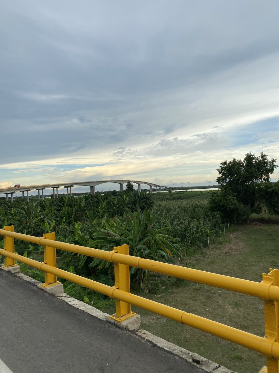 juliolamprea's tweet photo. Hace años, como turista, conocí Mompós, pero para llegar era necesario usar un ferry. Hoy, para participar en el Consejo de Economía Naranja en representación de @DIANColombia, pude comprobar que un ferry ya no es necesario. Nuestro país avanza y me hace feliz ser parte de eso. https://t.co/e53ZnF4nWm