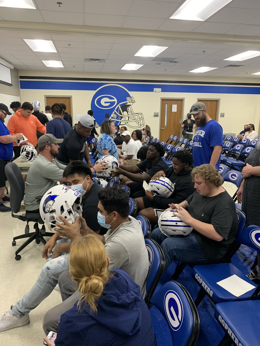 gopher_football's tweet photo. The G Night. What a wonderful time to celebrate the 21-22 Varsity Team as we put on the decals for the first time. We can’t wait to see what’s ahead for our Seniors as they take on their one last high school football season. #TheG #GopherVaristy #OneLastRide https://t.co/sthRiICsjW
