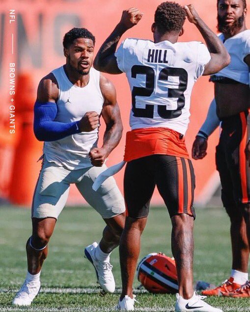 TheFieldLevel1's tweet photo. So this happened in a joint practice today between the Giants & Browns! Who do you think was winning before it got broken up?
#FieldLevelFamily https://t.co/aDdMa4veIe
