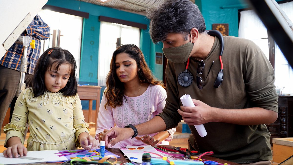 yug1994's tweet image. Filmmaking is such a collaborative process that no one person can take all the credit. It&apos;s a complete teamwork, and I am thankful to have a team like that! 

BTS from our recent shoot..📷

@boathouse_media

#setlife #shootbts #teamwork #commercial #videoproduction