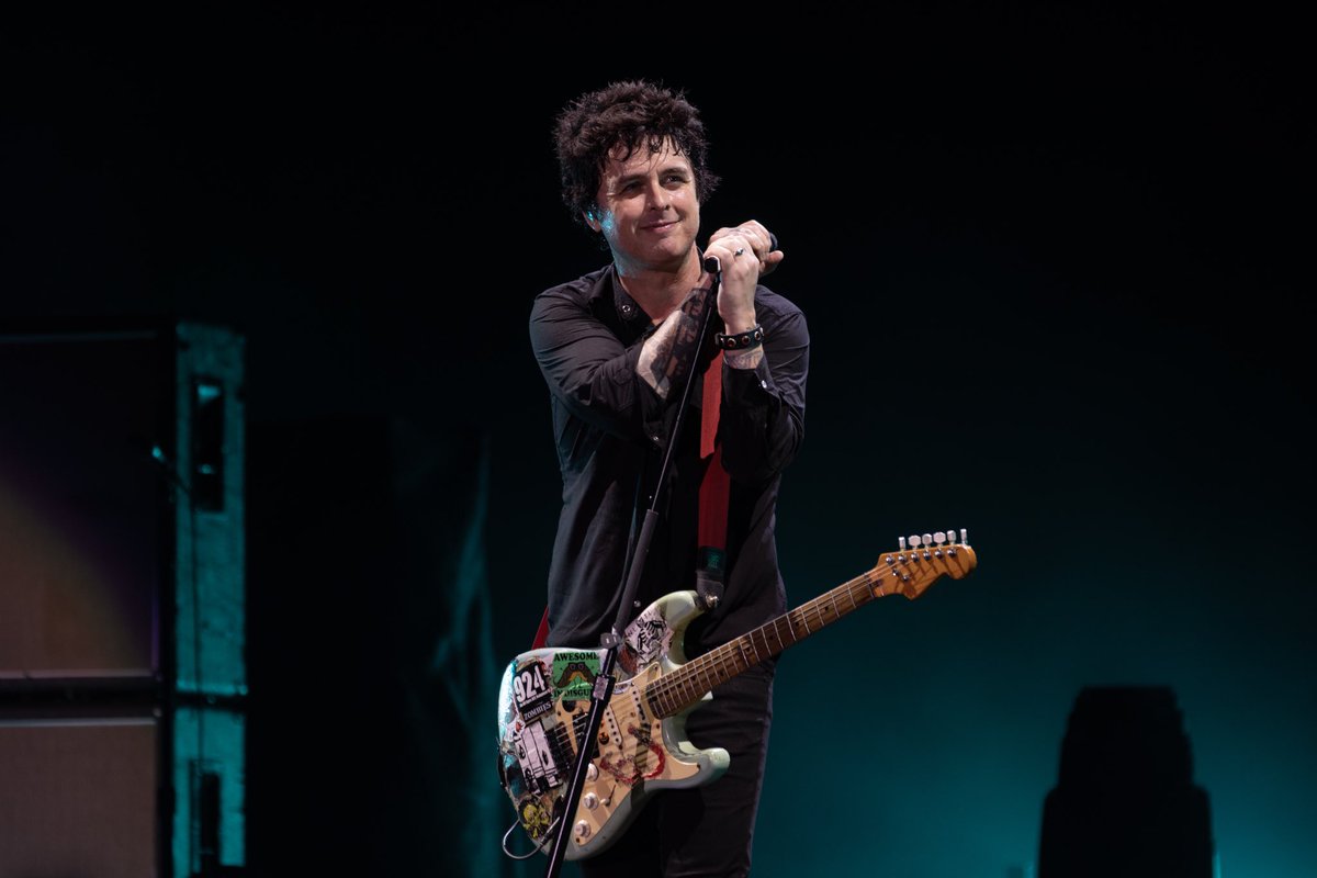 GreenDay's tweet photo. A big ol' Pittsburgh party 🎉🎉 https://t.co/rFMeOKQuso