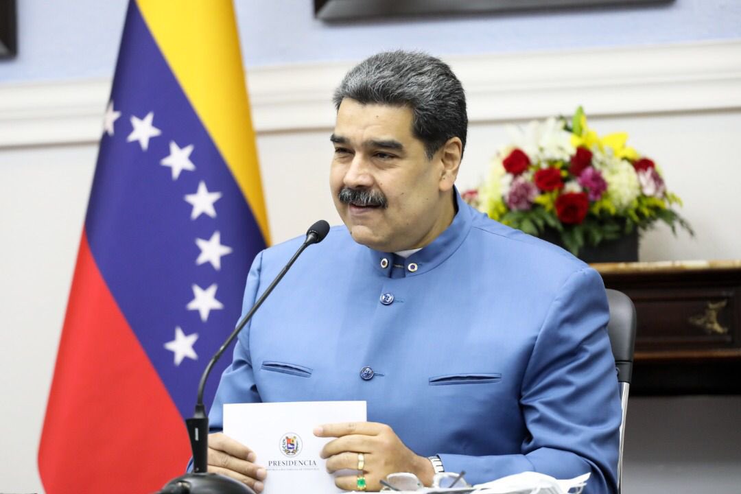 _LaAvanzadora's tweet photo. Junto al presidente @NicolasMaduro en el acto de juramentación de los nuevos Ministros y Ministras, integrantes del Gabinete Ejecutivo.

Gracias, nuevamente, por su confianza, el compromiso es ir hacia una nueva visión de la educación productiva, en el territorio.

@MPPEDUCACION https://t.co/Qm9YrJRnRf