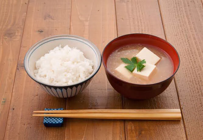 @izozero スイカ🍉の皮、捨てないで！
スイカの皮の浅漬け、暑い夏は、白飯と味噌汁とコレがあれば最高だよ！ 
