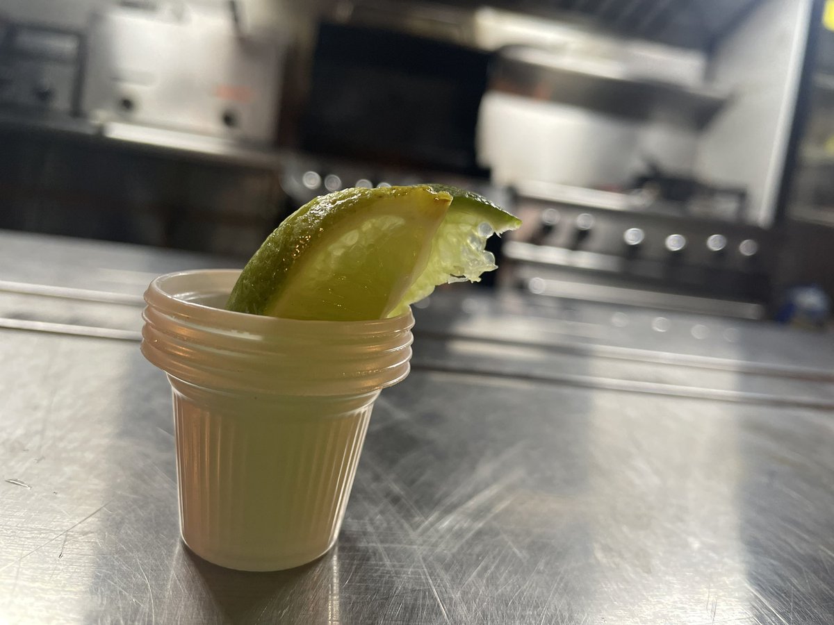 Luisss_Miguell's tweet photo. Siempre con mi limón por si se me atraviesa un shot de tequila. 

#Precavido https://t.co/7053spxoWD