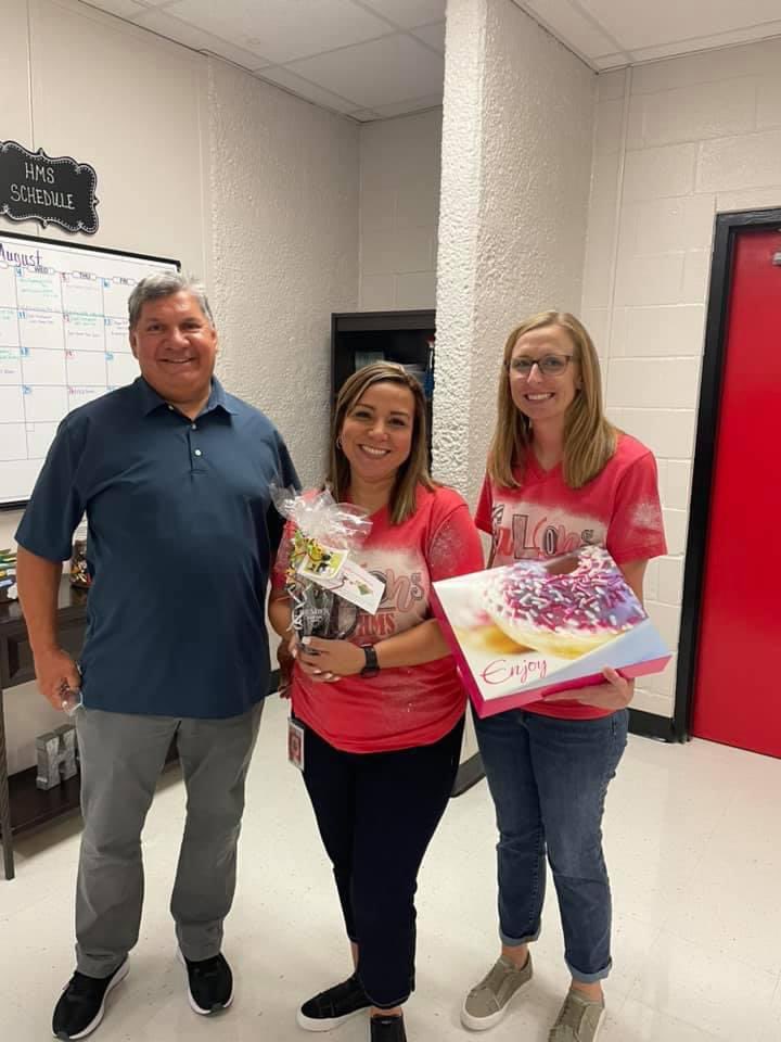 pmakingwood's tweet photo. What’s a better way to kick off the new school year than treats😍?! Great job Huffman Middle School😄 https://t.co/nRLH5pfYPE