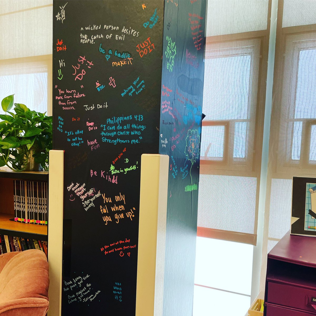 mrsotero505's tweet photo. Our encouragement graffiti wall is coming along nicely! You guys are killinโ it! #graffiti #schoolreopening #apsisback #westmesahighschool #englishclass https://t.co/01hWTo6HpZ