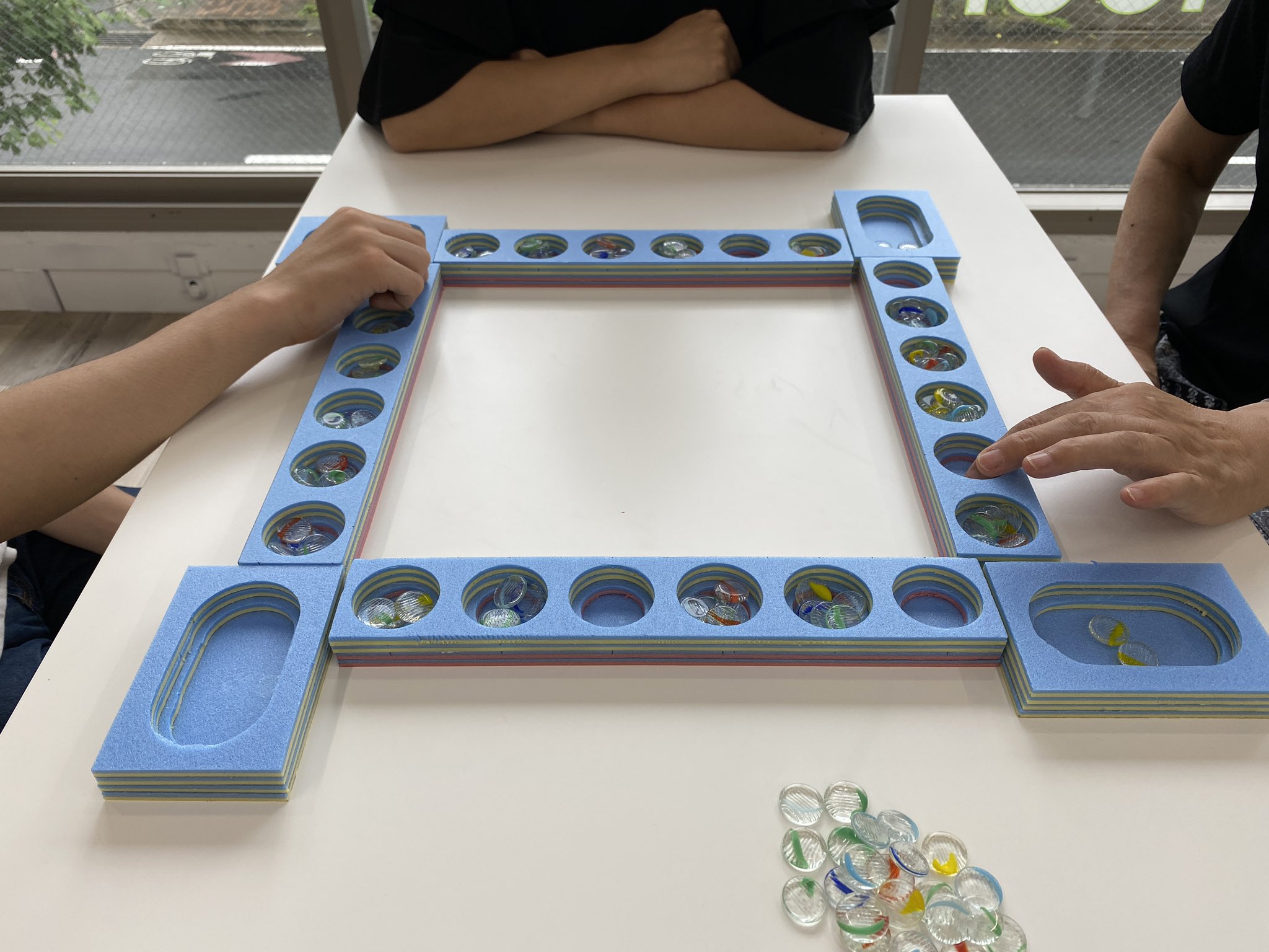 フリースクール Yume School 京都二条校 手作りしたボードゲーム マンカラ で 本日は実戦 オリジナルのルールを追加したり 配置を変えてみたり遊び方も無限です 型にはまらない自由なアイディアで楽しみ方も倍増です 不登校 不登校対策 フリー フリースクール Yume School 京都二条校 手作りしたボードゲーム マンカラ で 本日は実戦 オリジナルのルールを追加したり 配置を変えてみたり遊び方も無限です 型にはまらない自由なアイディアで楽しみ方も倍増です 不登校 不登校対策 フリー