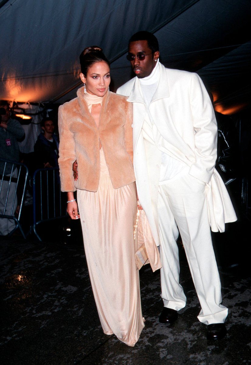 voguemagazine's tweet photo. 45 incredible #MetGala looks from the '90s https://t.co/CfHknJ4qNf https://t.co/PHZ5zhHfbm