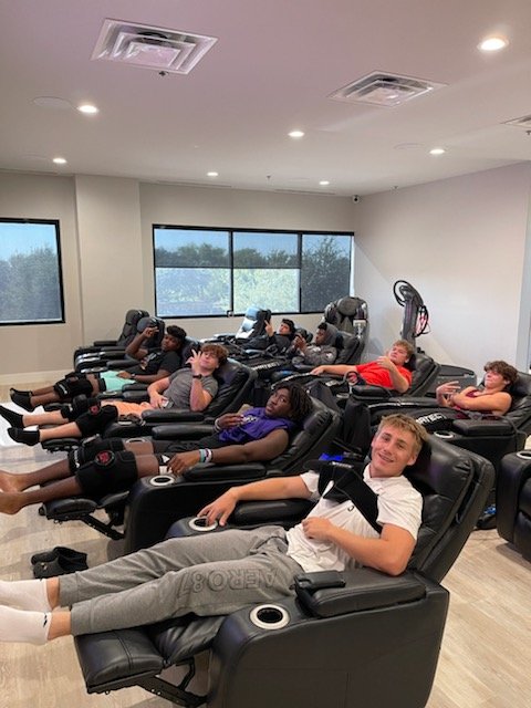 AroraChiro's tweet photo. Independence HS Football in for some Cryo and Recovery!! https://t.co/48Q36kS0YD