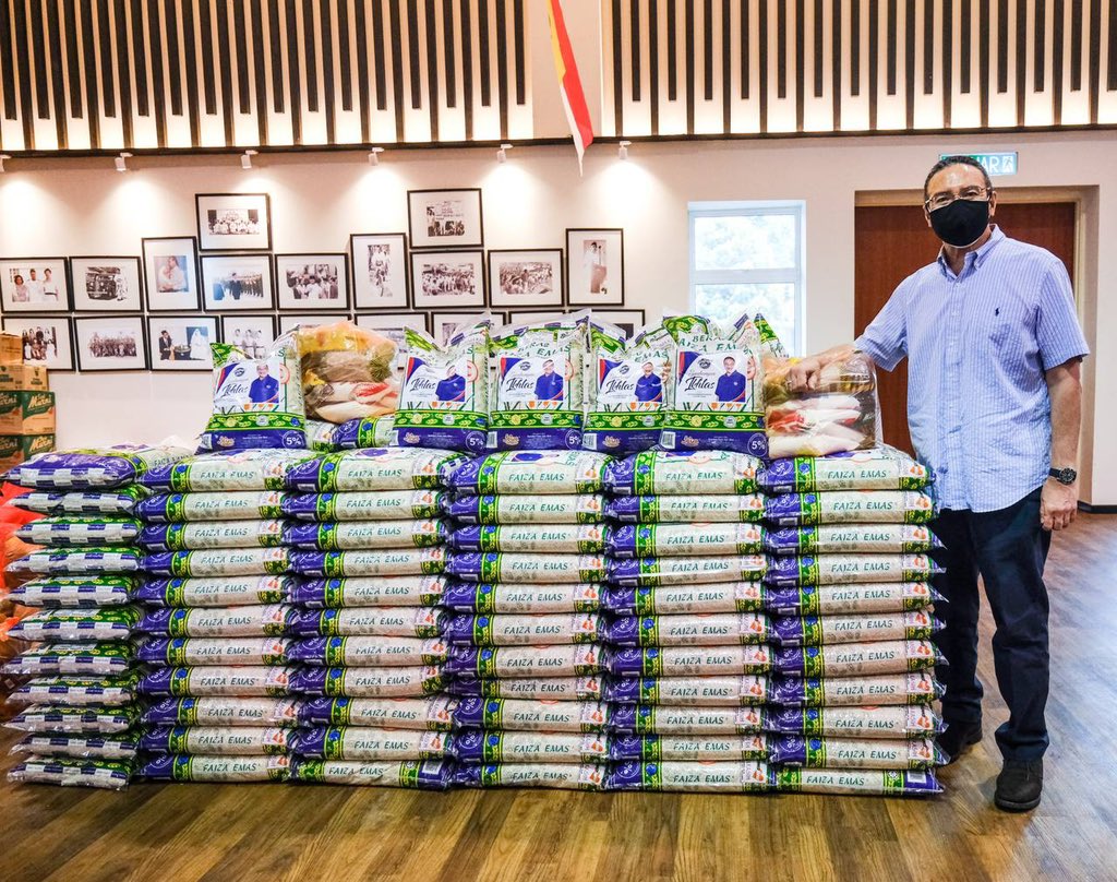 Jentera <a href="/SembrongP153/">Sembrong Kita</a> sentiasa turun padang demi pastikan seramai mungkin warga #SembrongKita dibantu sepanjang musim #COVID19. Hampir 20 ribu foodpack telah diedarkan. Jika ada warga Sembrong yang memerlukan bantuan, WhatsApp 0107912535 jika di Kahang, 0107952535 jika di Paloh.