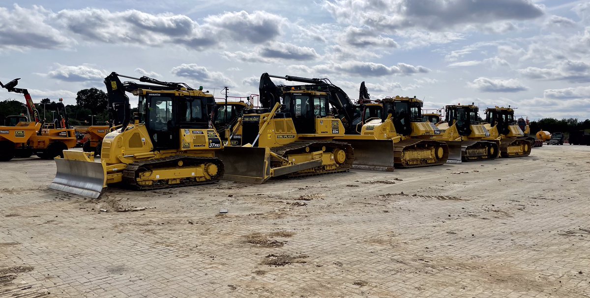 Tru Plant operate the newest and largest fleet of intelligent Komatsu dozers in the uk ! These lined up for delivery to Tru Earthworks sites next week #tru7group #bestkit #lowemissions #muckshifting #familybusiness #nobullshijustgoodservice