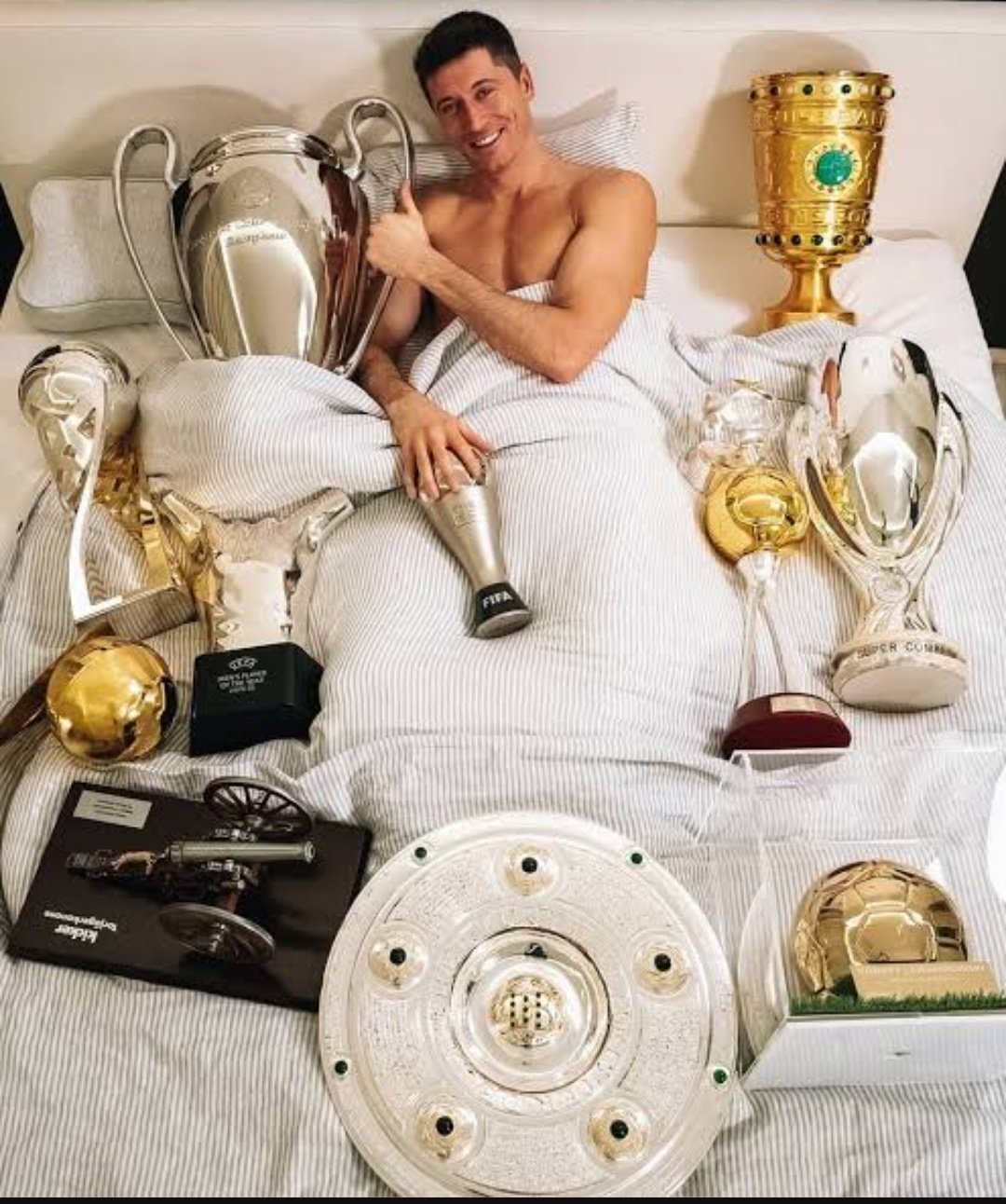 Happy Birthday to the best CF of this generation Robert Lewandowski      