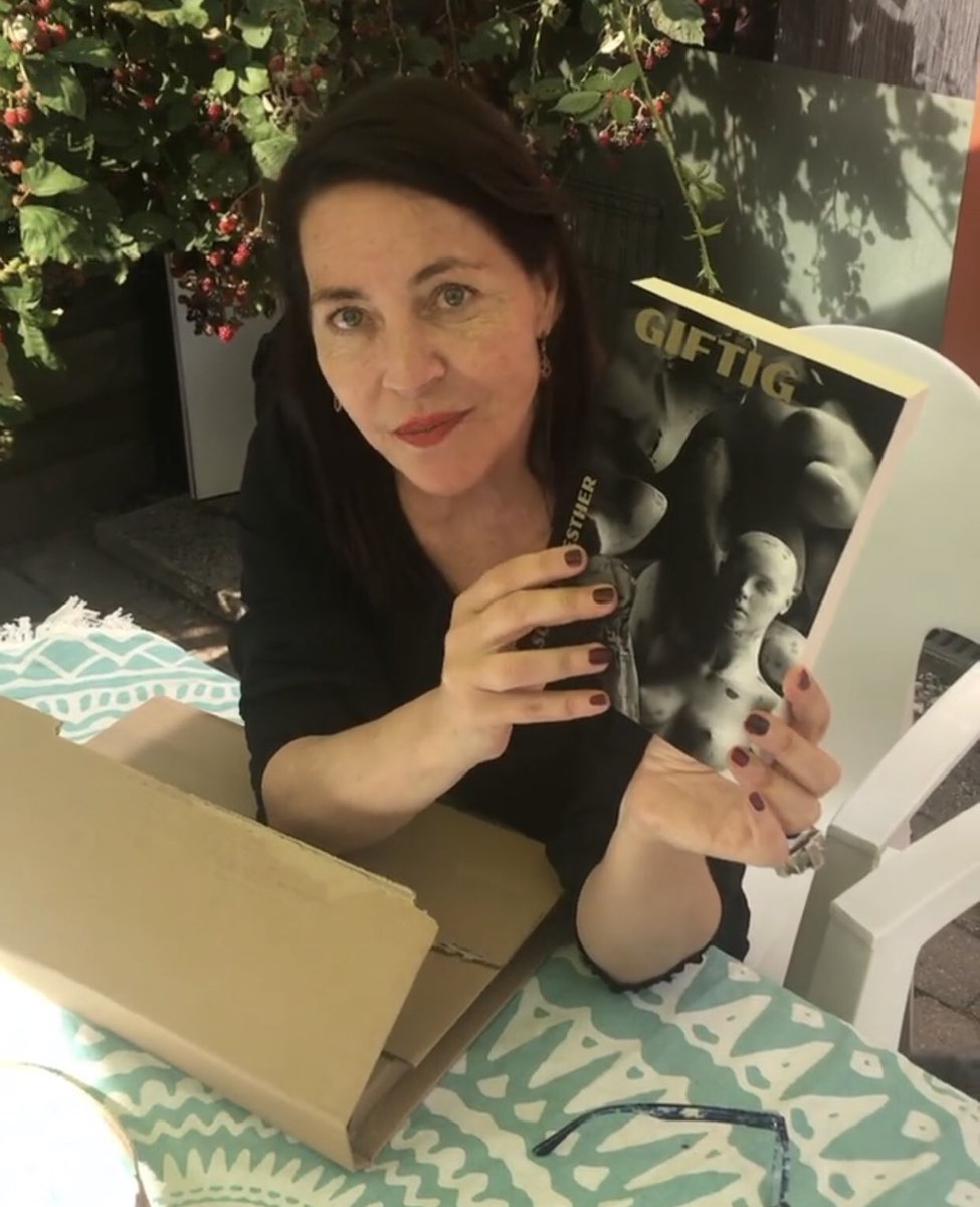 PoseidonUitgvrs's tweet photo. Auteur @suzannaesthernl ontving de eerste drie proefdrukken van haar nieuwe boek Giftig.

De laatste ronde voordat het boek in oktober 2021 verschijnt bij Poseidon Uitgevers.

#suzannaesthernl #suzannaesther #auteur #giftig #proefdruk #nieuweboek #psychologischethrillerroman https://t.co/jOlZx75NrB