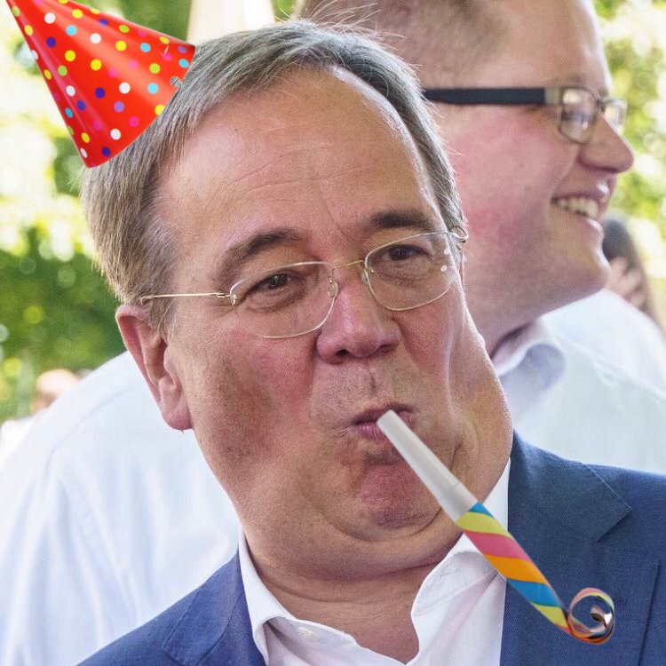 Trotz #VierteWelle mit stark steigenden Corona-Zahlen will Laschet eine NRW-Party zum 75. Geburtstag des Landes mit 1.000 Gästen feiern. Großveranstaltungen wie die EM haben gezeigt, welchen Einfluss sie auf das Infektionsgeschehen haben. #LaschetWelle #Laschetfeiert