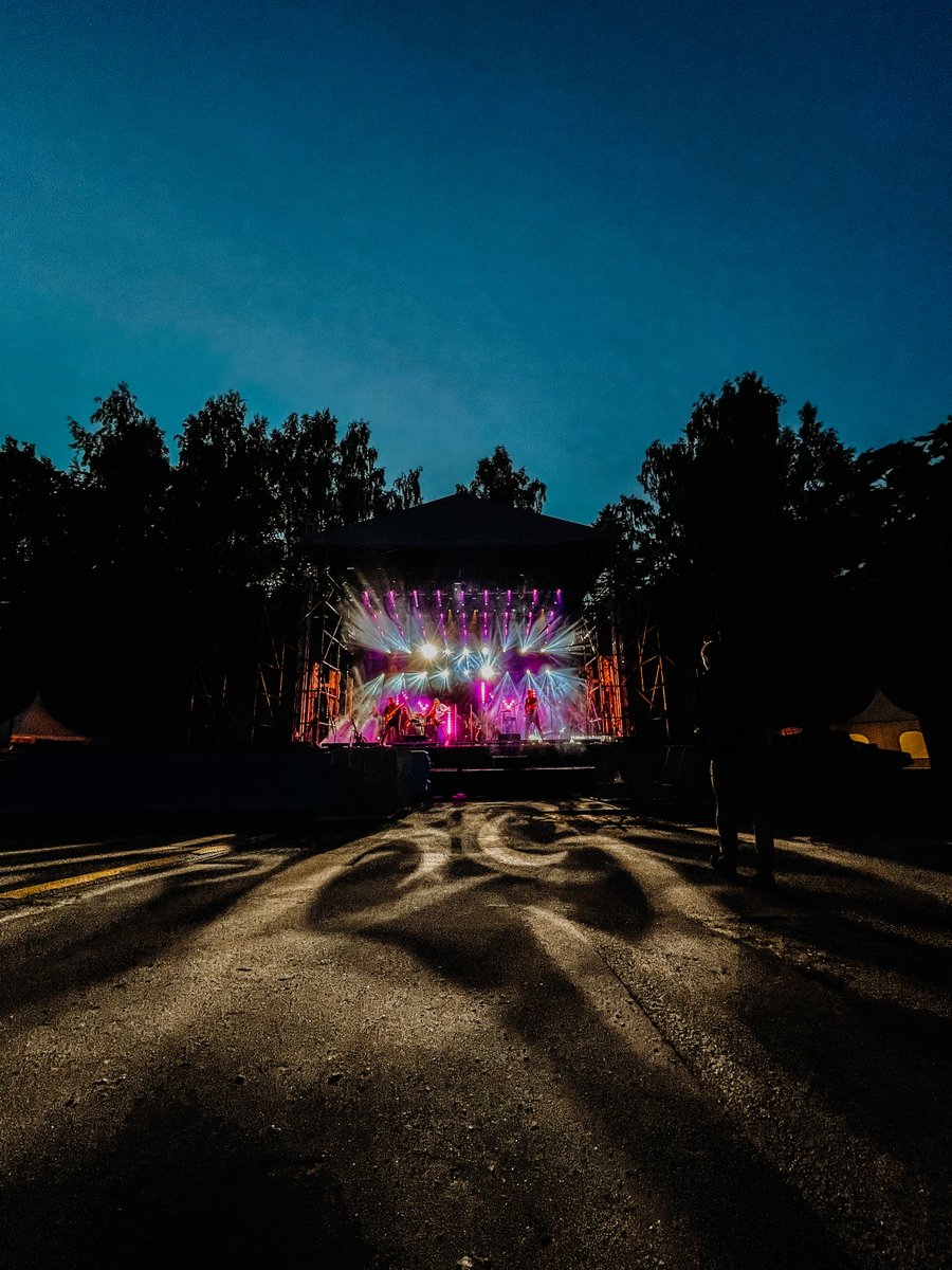 Ilgi gaidītā diena beidzot, beidzot ir klāt! Mūsu koncerts jau šovakar - Mežaparka Zaļajā teātrī. Atver šo linku, lai uzzinātu visu nepieciešamo, lai koncerta apmeklējums būtu izdevies: facebook.com/astronout/post… 
Uz tikšanos vakarā! 🌿💚