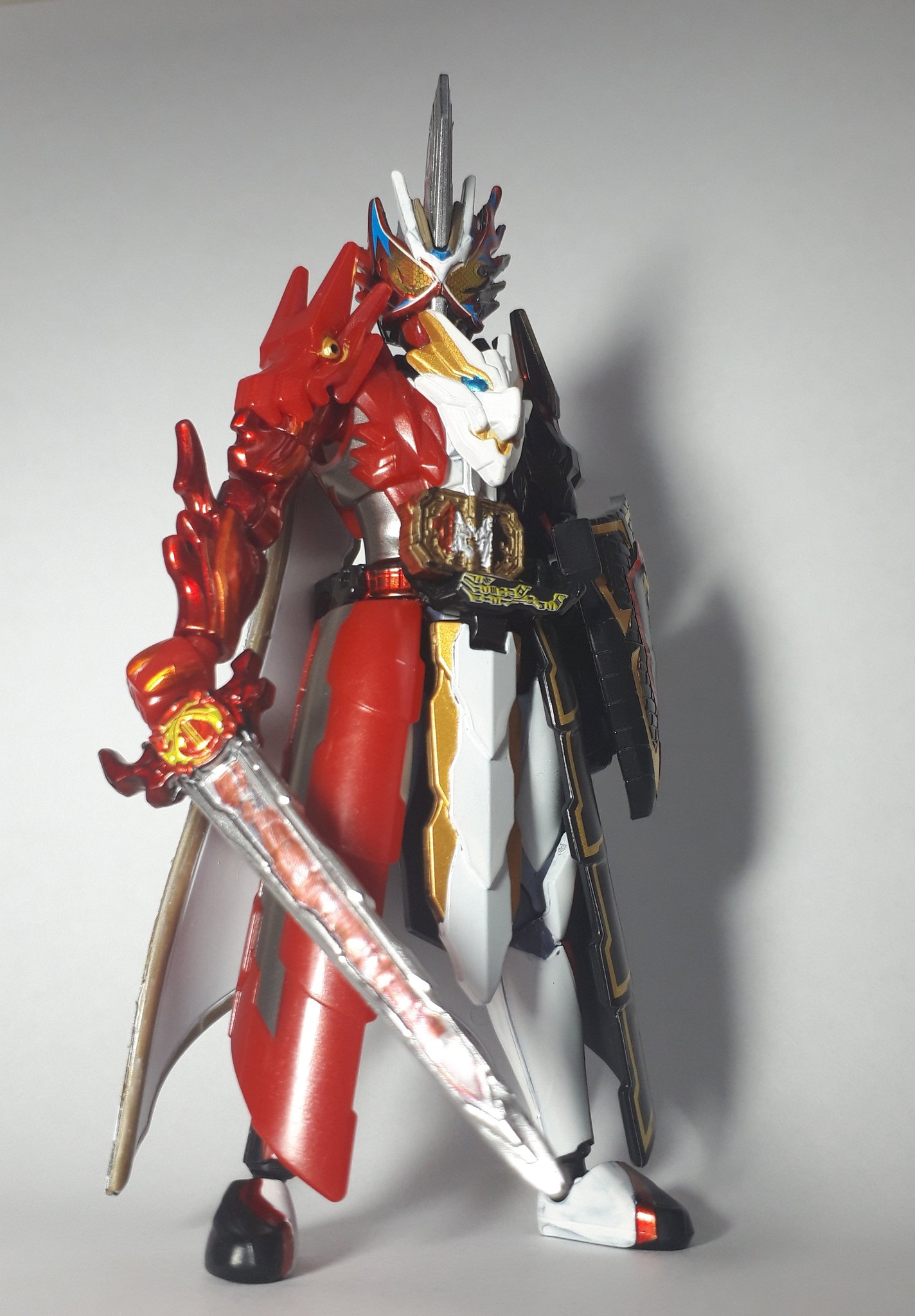 メタリナス Pe Twitter 神獣合併 感情が溢れだす 装動の仮面ライダーセイバー エモーショナルドラゴン 完成しました 頭部 ルーンブライトドラゴンのシャープ化 足りない部分の塗装をしています 正統進化みたいな感じでとてもカッコいいです 装動 装動