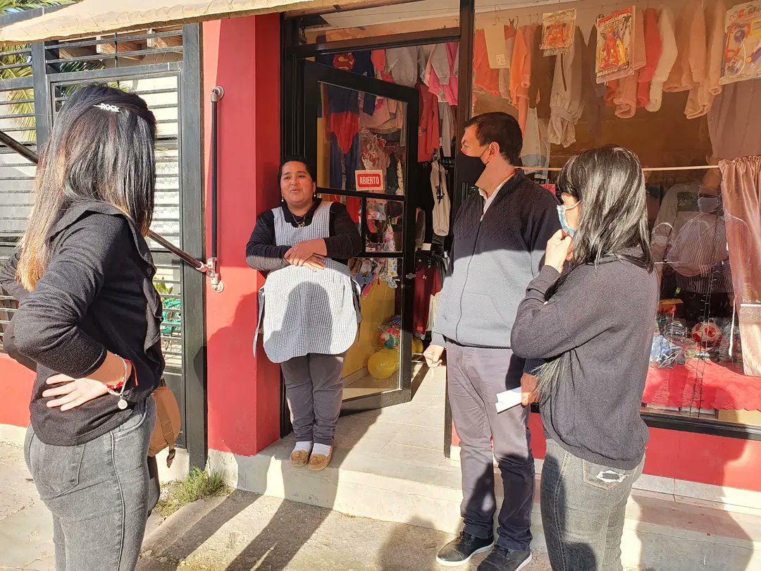 AcostaPabloOk's tweet photo. LA CIUDAD QUE SOÑAMOS SE CONTRUYE ESCUCHANDO A LOS VECINOS/AS. 

En la jornada de hoy, estuvimos acompañando al Precandidato a Diputado provincial @ArielArchanco del Frente de Todos #LaPlata.

En caminata por el barrio Altos de San Lorenzo https://t.co/SPfUtDqMVx