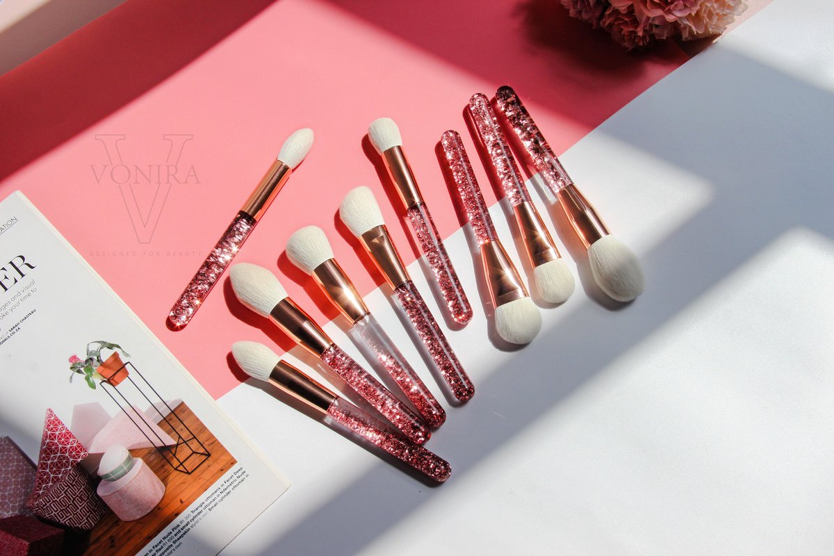 Vonirabeauty's tweet photo. Vonira Makeup Cosmetic Flow Glitter Brushes are Liquid Glitter Makeup Brushes. They're cruelty free and handcrafted with love.
#makeupbrushes #facebrushes #cosmeticbrushes #rosegold #brushcollection #facebrush #glitterbrushes #glitterglam #mua #makeupartist #newbrush #newbrushes https://t.co/81toatXoVr