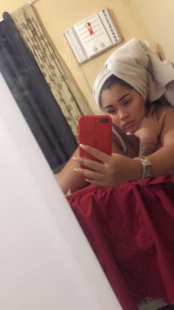 MorenaZapeka's tweet photo. Eu nunca vou deixar de ser feliz por causa dos outros, o q falam e pensam de mim, não me interessa, qm vive minha vida sou eu, caso algo de errado NINGUÉM além de mim vai sofrer as consequências, e outra, até hj nenhum julgamento ao meu respeito saiu da boca de NENHUMA SANTA! 🤷🏻‍♀️ https://t.co/AYyal6KY4D