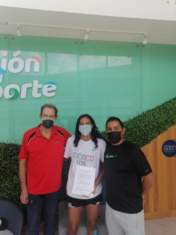 🇪🇸 ¡DIRECTO A ESPAÑA!

Ana Zesati firmando el contrato que la vincula al Club CBD Clarinos de Tenerife, España. En Europa continuará con sus estudios mientras sigue desarrollando su básquetbol. 

EL FUTURO DE LA SELECCIÓN MEXICANA.