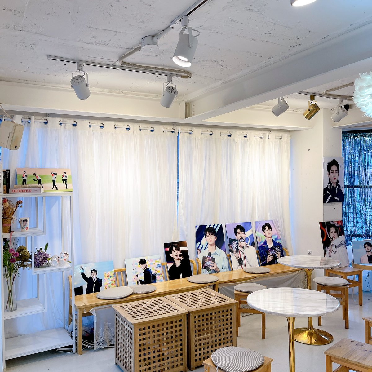 12시에 고마워 늘 / 너와 늘 오픈합니다 :) 조심히 오세요! 보틀은 하루에 20개씩 두 군데 모두 방문 시 고마워 늘에서 선착순으로 증정합니다 (두 군데 영수증 필참)