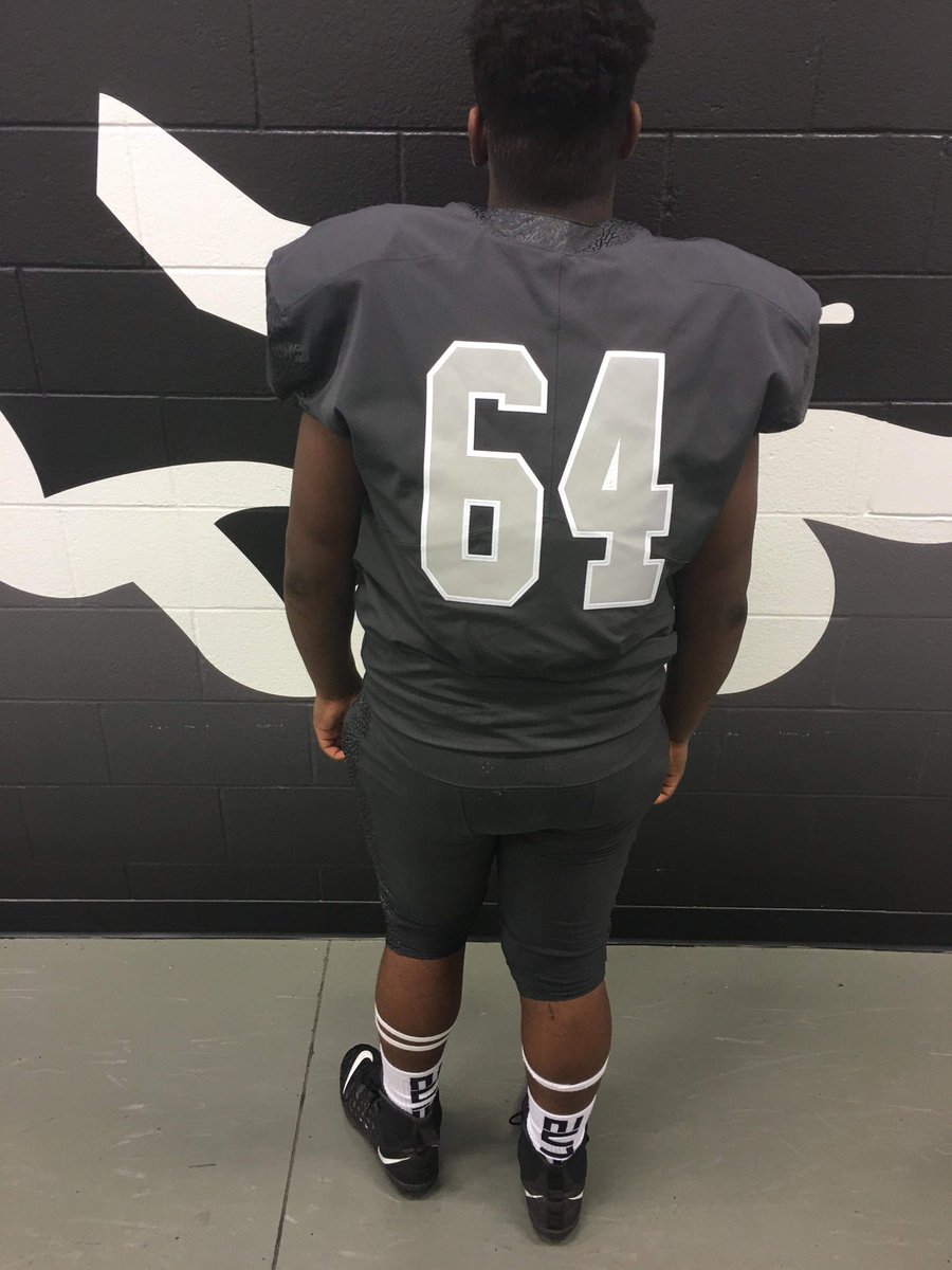 TrayshonShaw's tweet photo. First Game On Varsity As A Freshman Only Gets Better And Higher After This🖤🖤 @HHSMustangs #mustangmob https://t.co/NPtn2Cycbr