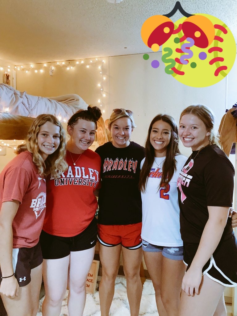 BradleySoftball's tweet photo. Ready to start their new chapter! #bravefreshies #BUSB22 ❤🅱️🥎 @addie_welsh @frostykat08 @abbybadgley2021 @allyp_01 @kpederson000 https://t.co/9Qxns8otV8