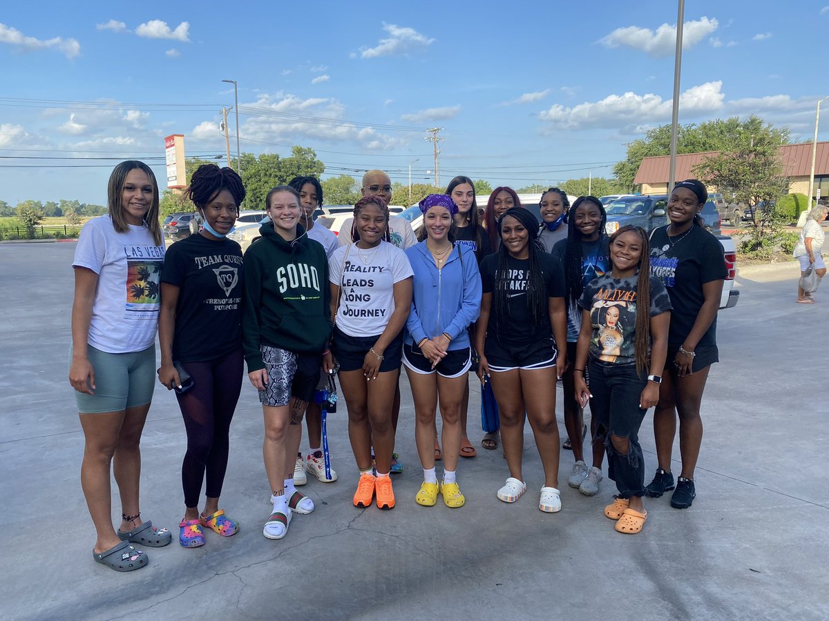 21-22 Highlassies having a little team bonding