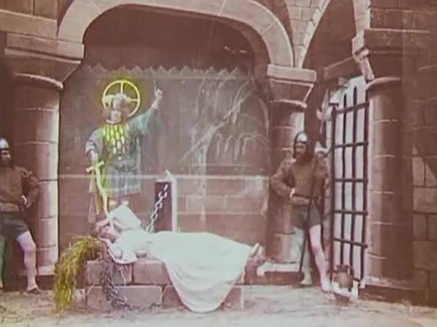 radioasis5959's tweet photo. 『ジャンヌ・ダルク(1900)』鑑賞。
映画史上の超重要作『月世界旅行』(1902)を手掛けたジョルジュ・メリエスによるジャンヌ・ダルク映画。10分ほどの短編。カール・TH・ドライヤーの『裁かるるジャンヌ』という絶対的なジャンヌ・ダルクものの名作には劣るものの、現代より遥かに技術が劣るなか、… https://t.co/GyzRaXdeif