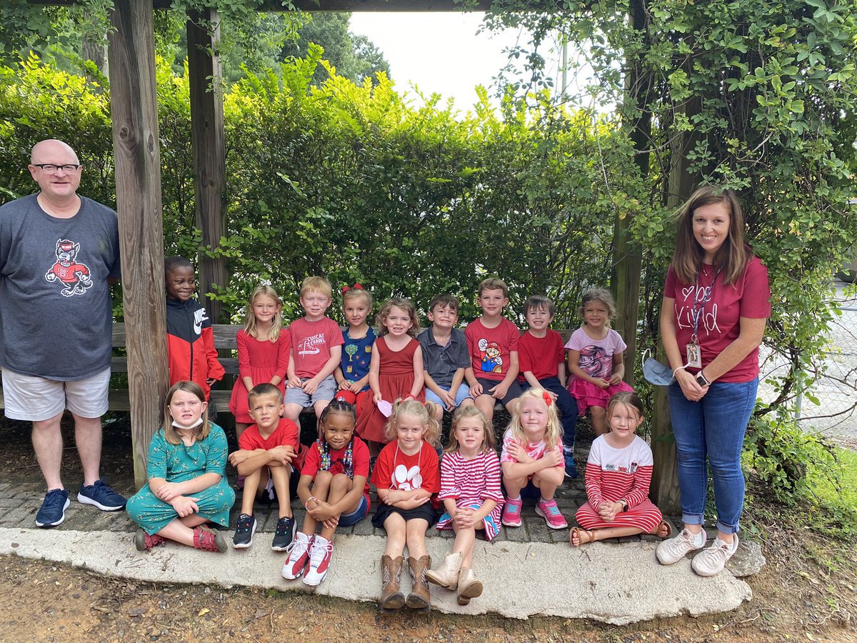 dcwmains's tweet photo. Go Cubcats!  Today we worked on our class mission statement and took a class picture! https://t.co/ia17jibWcY