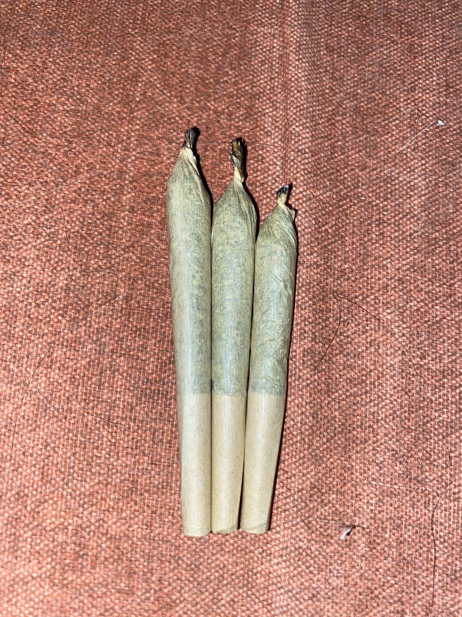 KmarieJ_'s tweet photo. Wow, I didn’t know my local shop was becoming Starbucks. 😂😂 got a tall, grande and venti all in the same packaging🙄 thanks for the inconsistency. #weed #WeedLovers #weedsmokers #420friendly #420life https://t.co/WSGSIdPzXo