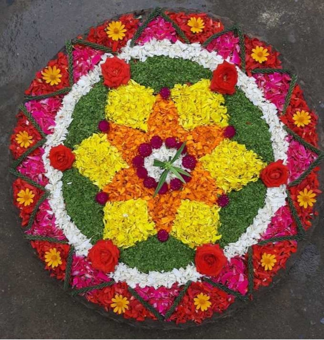 mandoos8899's tweet photo. ഓണം അങ്ങനെ ആർപ്പുവിളികളുമായി ഇങ്ങ് എത്തി.. കടൽ എത്ര കടന്നാലും കാലം എത്ര കഴിഞ്ഞാലും മലയാളി ആയി പിറന്നവൻ മനസ്സിൽ സ്വകാര്യ അഹങ്കാരമായി കൊണ്ട് നടക്കുന്ന ഉത്സവം.. ഏവർക്കും ഹൃദയം നിറഞ്ഞ തിരുവോണംശംസകൾ 💞 https://t.co/K7FgJKTh0M