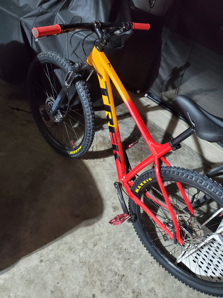 MTB_BIGwash's tweet photo. Tubleless conversion is complete!!! @maxxistires Minion DHF 29 up front Minion DHR II in the rear!!! Can't wait to hit the trails this weekend!!! #MTB #MTBorDIE #RideUrRide🤙🏾 #BEGINNERMTB #254MTB #MTBCTX https://t.co/fFmhpwyCsV