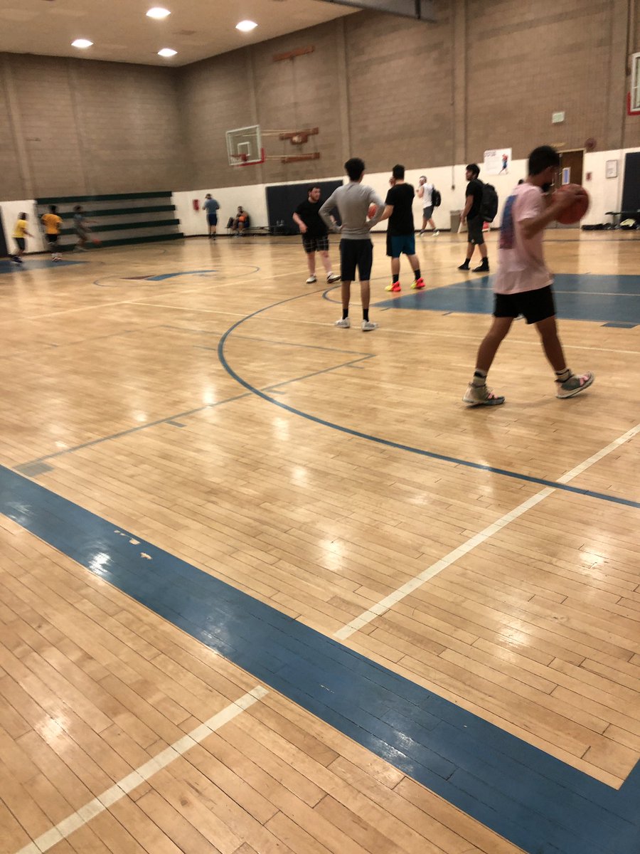 PCartiste's tweet photo. 1hr 35 min later still NO masks @YMCAOFGLENDALE @lapublichealth #COVID19 https://t.co/UBvNjXIi9r