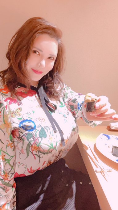 1 pic. 幻の由良産の雲丹
これ1貫6000円だってばよ！
人生で経験した1番高い一貫なり
勿論味わったことの無い上品な美味しさでした。 https://t.co/vTq4nwvfUX