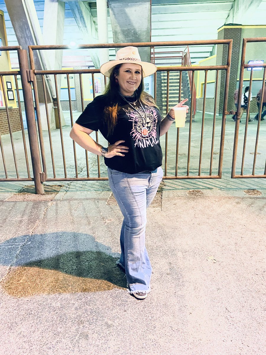 RebaColin's tweet image. Aspiring to be a gypsy soul one concert at a time