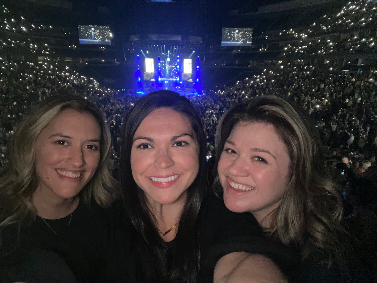 kellyclarkson's tweet photo. Get it @blakeshelton we are LIVIN’ OUR BEST LIVES!!! THANK YOU ❤️❤️❤️ https://t.co/4nqV2jXGdh