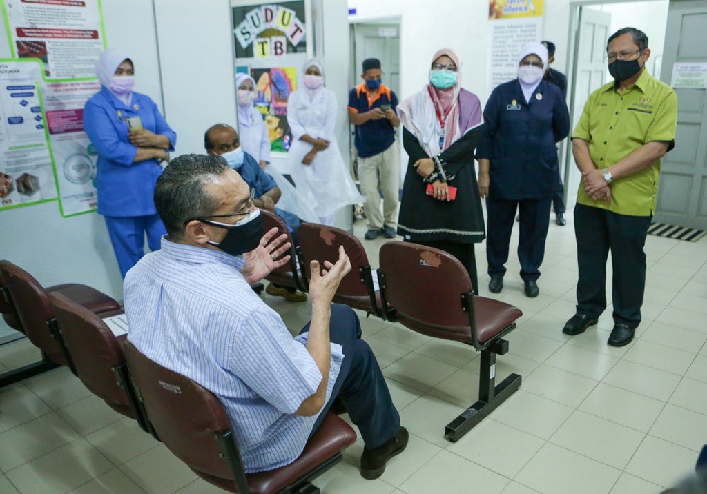 Alhamdulillah, penerimaan warga <a href="/SembrongP153/">Sembrong Kita</a> terhadap 💉 #vaksin cukup baik ❤️ Terima kasih frontliners di #SembrongKita, khususnya di PPV, atas kesungguhan demi memastikan proses pemberian vaksin kepada warga Sembrong berjalan lancar 💪🏻 #LindungDiriLindungSemua