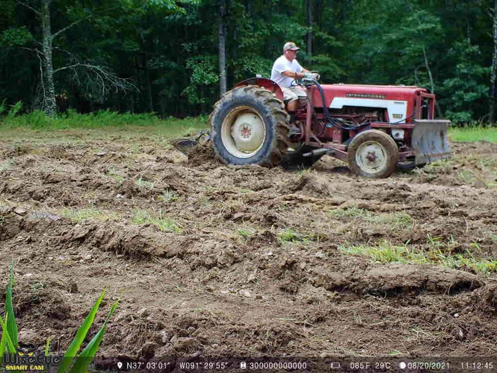 Alex_Rutledge's tweet photo. Is anybody breaking dirt to plant food plots? If so, what are you planting? Post your pic? #eagleseed #wiseeyetech #huntcontrol #hornady #truenorthtreestands #ritonoptics #denalirods #sliderfishing #jewelbait https://t.co/RW5bEeQWfq https://t.co/bRYVuaA8LX