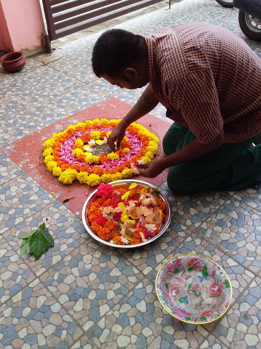 prabhueswardas's tweet photo. In Kerala, Today is the 10th Day Of Onam Celebration🌸. Known as 'Thiruvonam', Related with Lord MahaVishnu's Vamana Avatar🕉️🙏. Here I am Wishing Our Respectable PM Sri. @narendramodi Ji, Sri @myogiadityanath Ji, &amp; All My Lovable Friends❤️, A Very Happy Onam🌺🌹🌼🌻🌷 #BeKind🙏 https://t.co/tM2oWzsX7F
