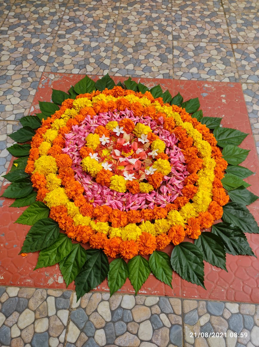 prabhueswardas's tweet photo. In Kerala, Today is the 10th Day Of Onam Celebration🌸. Known as 'Thiruvonam', Related with Lord MahaVishnu's Vamana Avatar🕉️🙏. Here I am Wishing Our Respectable PM Sri. @narendramodi Ji, Sri @myogiadityanath Ji, &amp; All My Lovable Friends❤️, A Very Happy Onam🌺🌹🌼🌻🌷 #BeKind🙏 https://t.co/tM2oWzsX7F