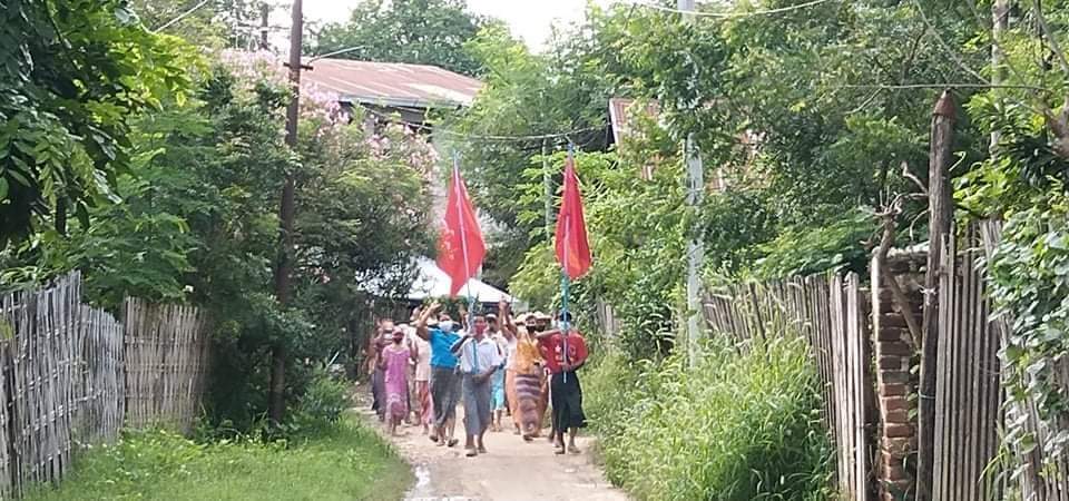 Locals in a village of #Shwebo Tsp marched to oppose against the Military dictatorship. Despite the small number of people, they protested without kneeling under military boots.
RECOGNIZE NUG TO SAVE DEMOCRACY 
#WhatsHappeningInMyanmar 
#Aug21Coup