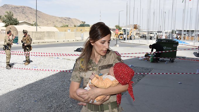 ArmedForces_IND's tweet photo. One more Heart Broken picture at #kabulairport 💔
A 2 month old baby #Turkey military take care of,Who was separated from his mother/Parents in #AfghanistanCrisis .Pray for the bravest mother&amp;his baby 🙏
Strong prayer🙏
#TalibanTerror #AfghanWomen #Afhganistan 
#kabulairport https://t.co/zSpSENXnGy