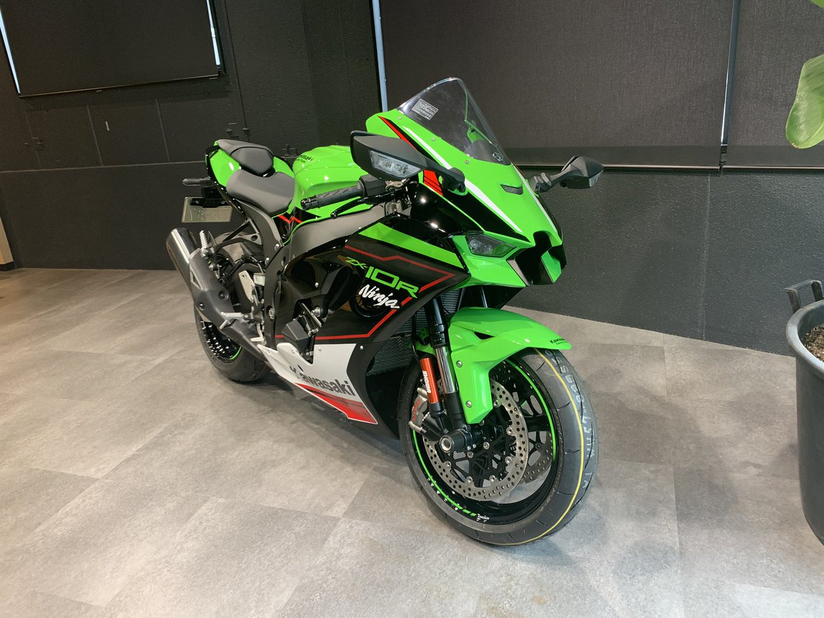 o_v6m's tweet photo. この度新型zx10Rを納車致しました！！初の大型リッターSSなので大切に乗って行きたいと思います！！
#zx10r 
#kawasaki https://t.co/CIBuUsxKv1
