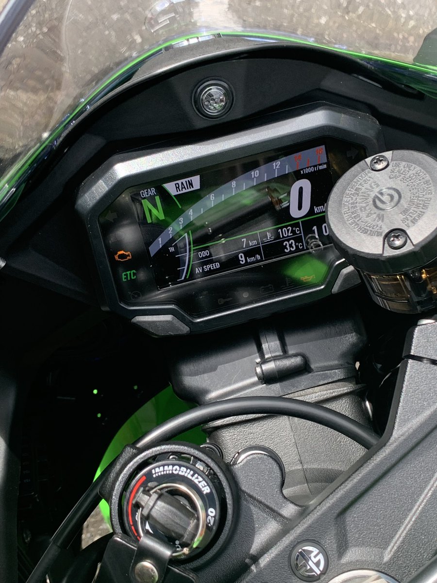 o_v6m's tweet photo. この度新型zx10Rを納車致しました！！初の大型リッターSSなので大切に乗って行きたいと思います！！
#zx10r 
#kawasaki https://t.co/CIBuUsxKv1