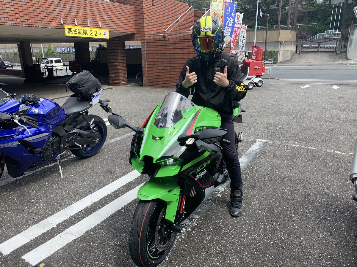 o_v6m's tweet photo. この度新型zx10Rを納車致しました！！初の大型リッターSSなので大切に乗って行きたいと思います！！
#zx10r 
#kawasaki https://t.co/CIBuUsxKv1
