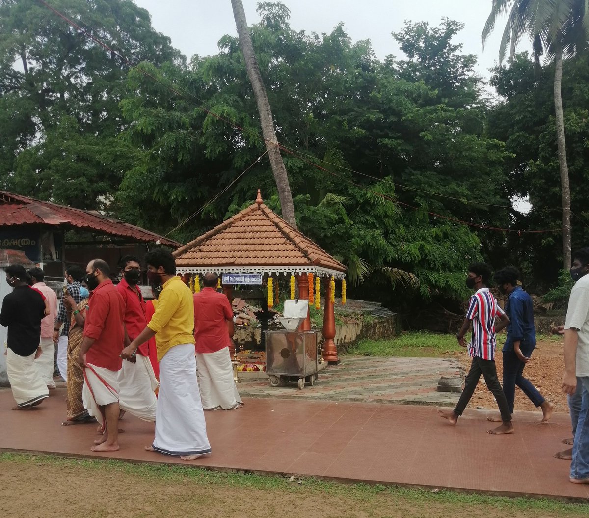 imheliophilic's tweet photo. cocomys,
ഇതാണ് നമ്മടെ തൃക്കാക്കര അമ്പലം. ഇവിടുത്തെ പ്രധാന പ്രതിഷ്ഠ മഹാവിഷ്ണുവിന്റെ അഞ്ചാമത്തെ അവതാരമായ വാമനൻ ആണ്!
#ഓണം #COCONAM21 https://t.co/GzDX18lbvn
