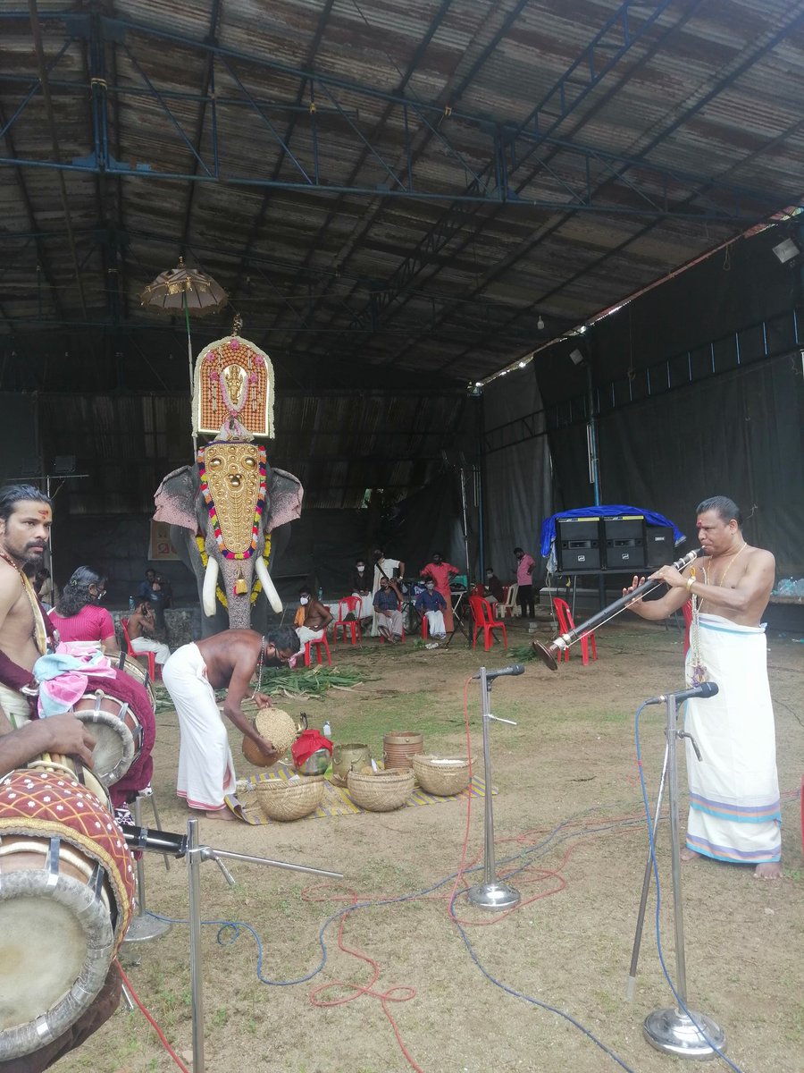 imheliophilic's tweet photo. cocomys,
ഇതാണ് നമ്മടെ തൃക്കാക്കര അമ്പലം. ഇവിടുത്തെ പ്രധാന പ്രതിഷ്ഠ മഹാവിഷ്ണുവിന്റെ അഞ്ചാമത്തെ അവതാരമായ വാമനൻ ആണ്!
#ഓണം #COCONAM21 https://t.co/GzDX18lbvn