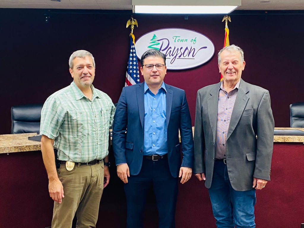 jorgem_yescas's tweet photo. 🏫Met today with the Mayor and Police Chief of the Town of #Payson, Tom Morrisey and Ronald J. Tischer.  

✅We spoke, among other things, of the importance that #ConsularIDs have for everyone, the authorities and the 🇲🇽 community. https://t.co/OS7i1gV3oL