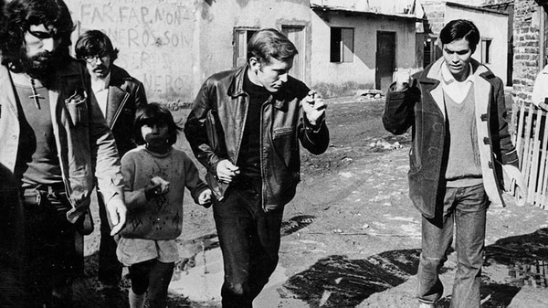 ...Ellos creen en Dios, pero ellos también creen que políticamente hubo un tiempo mejor y que nuevamente vendrá un tiempo mejor, y ese recuerdo y esa esperanza se llama Peronismo”.
Estas palabras del Padre Mugica siguen teniendo vigencia...